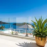 Gorgeous Ground Floor W/ Minipool & Patio