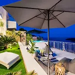 Gorgeous Ground Floor W/ Minipool & Patio