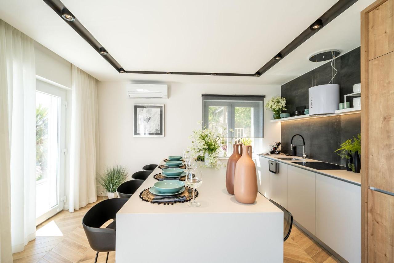 Gorgeous Ground Floor W/ Minipool & Patio Leilighet *