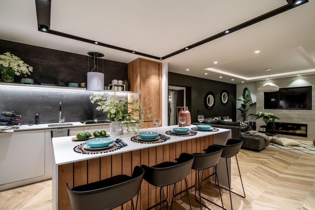 Gorgeous Ground Floor W/ Minipool & Patio