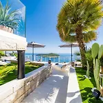 Gorgeous Ground Floor W/ Minipool & Patio