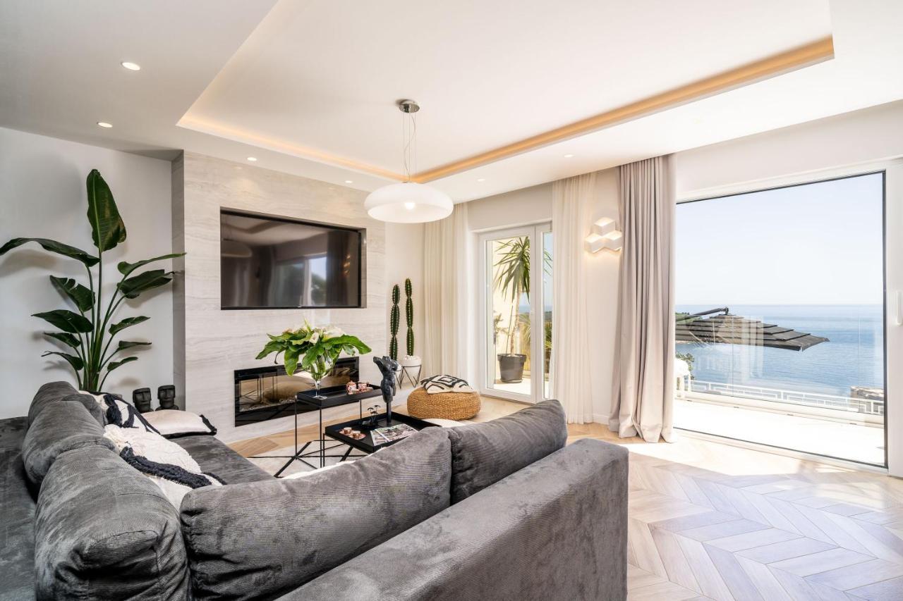 Gorgeous Ground Floor W/ Minipool & Patio